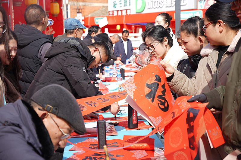 书法爱好者们手写新春祝福免费赠予游客。