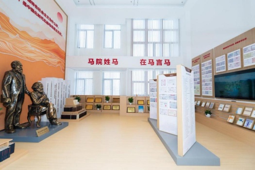 学院马恩塑像厅