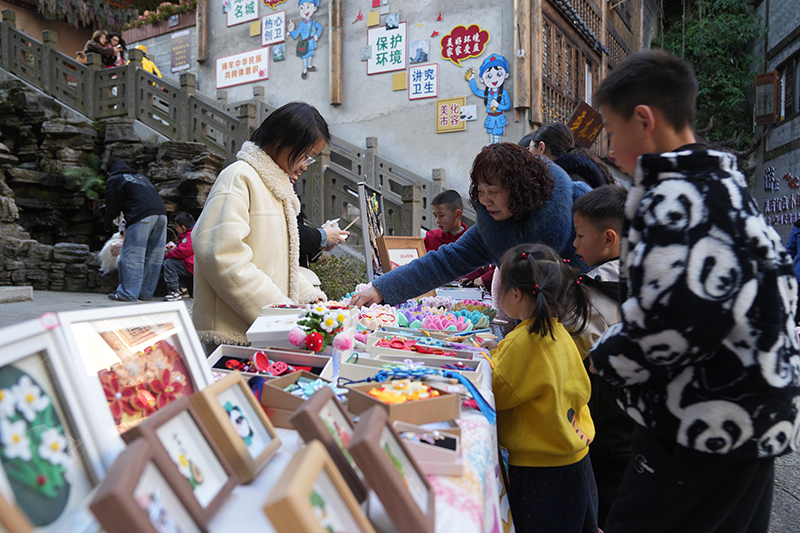 游客挑選文創產品