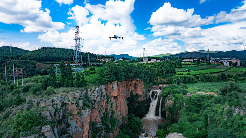 曲靖供電局利用無人機對特定線路進行巡視（資料圖）。杜明彥攝