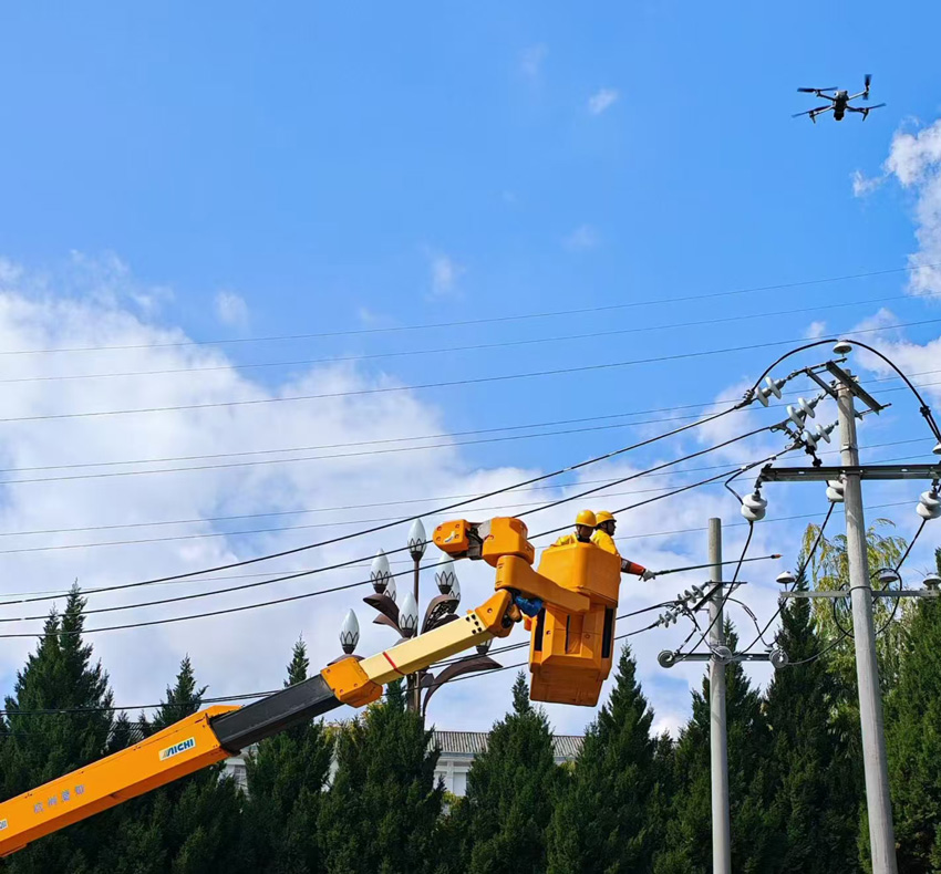 無人機配合帶電作業巡檢。陳小果攝