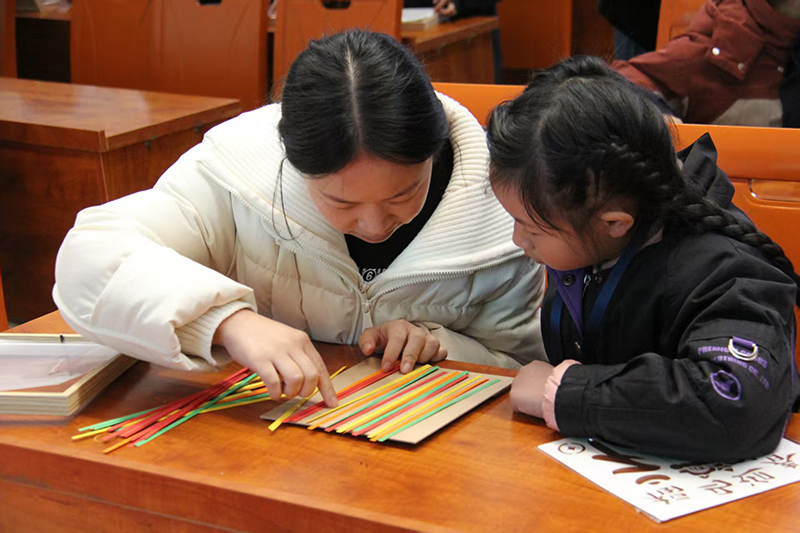 小朋友在老師的指導下學習非遺竹編手工制作。邱家鹿攝