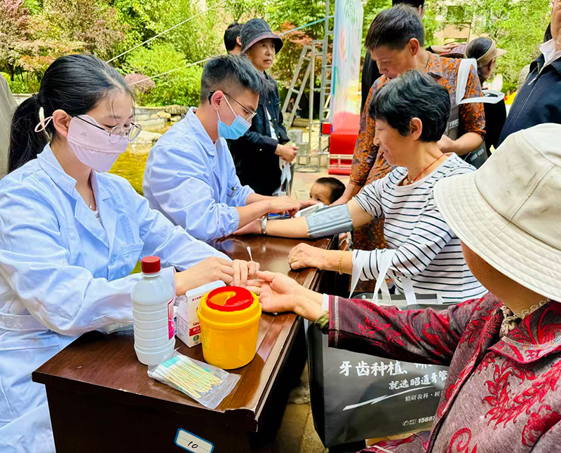 社区居民参会公益活动现场-王秋静拍摄