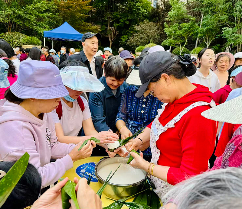 社区居民参加社区的手工活动-王秋静拍摄
