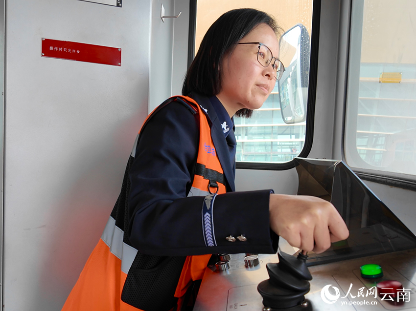 陈莹熟练操作廊桥，与飞机舱门精准对接。人民网 雷霁摄