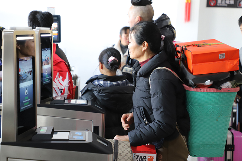 旅客进火车站。​