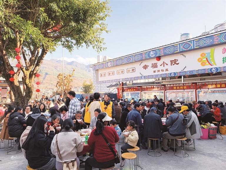 老人们围坐在一起吃团圆饭。（摄于2月10日）