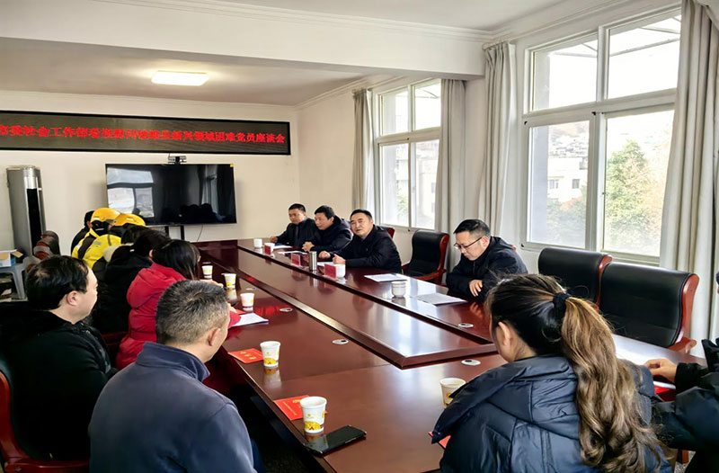 市委社会工作部部长、市委“两新”工委书记郑维江与新兴领域困难党员座谈