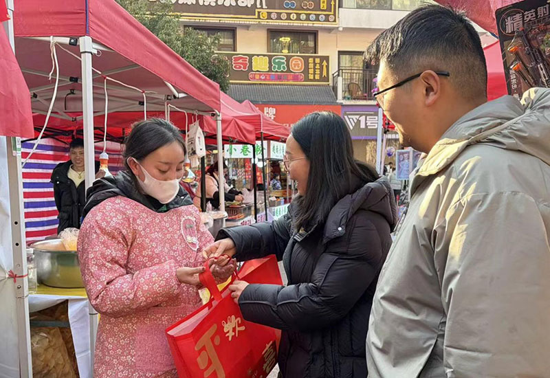 大关县委社会工作部慰问新就业群体。