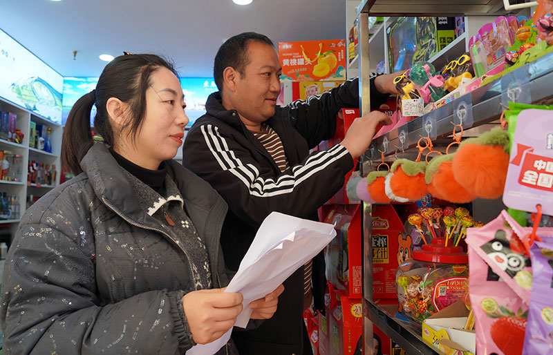 这段时间店里货品的动销很快，苗艳婷一有时间就和丈夫进行盘点。马丽菊摄
