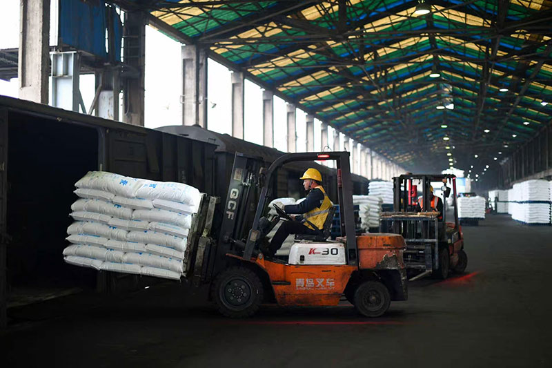 资料图片、云南水富云天化有限公司生产的尿素产品正装上火车准备外运