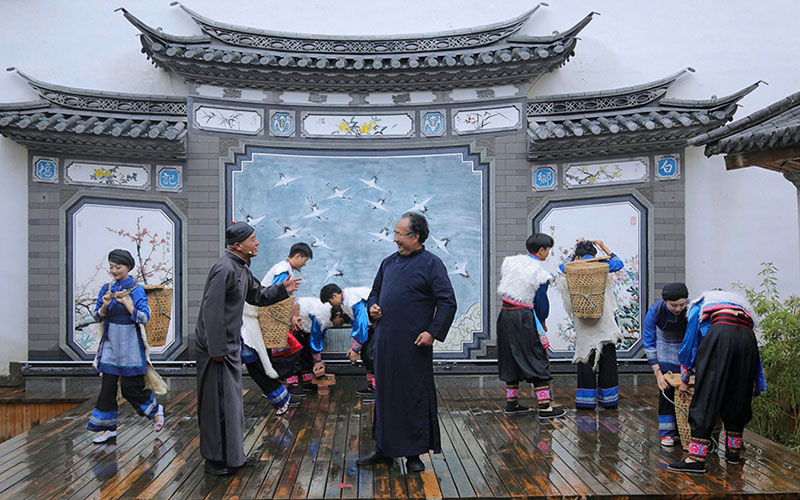 情景剧《一堵墙的故事》正在演出。背后的照壁墙,就是周、赵两家人共用的墙。大理州委宣传部供图