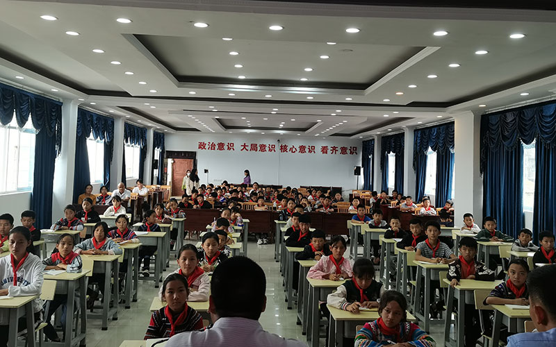 甲寅镇团委进校园现场活动。