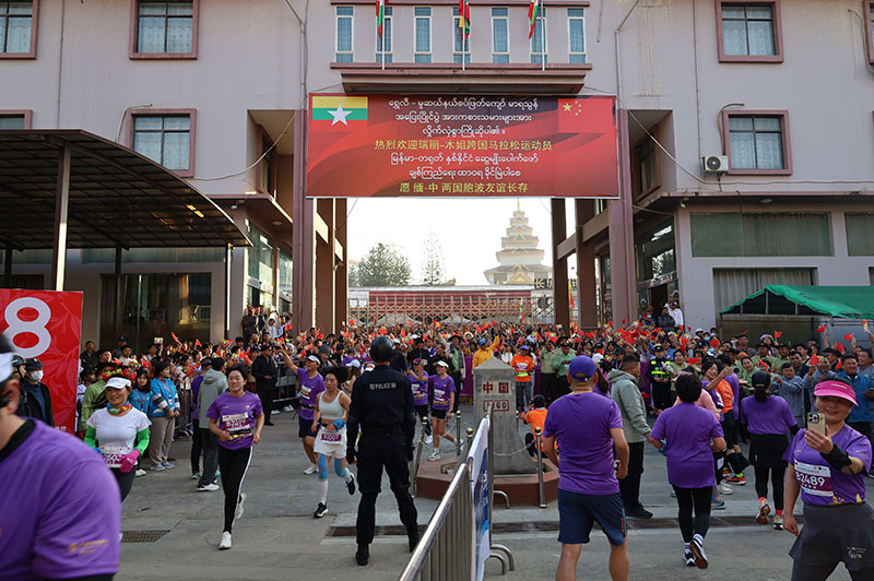 圖說：2024年“中緬瑞麗—木姐國際馬拉鬆”選手跑出國門繞過界樁 楊雪梅攝