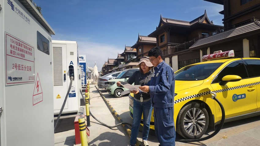瑞麗供電局工作人員開展宣傳。