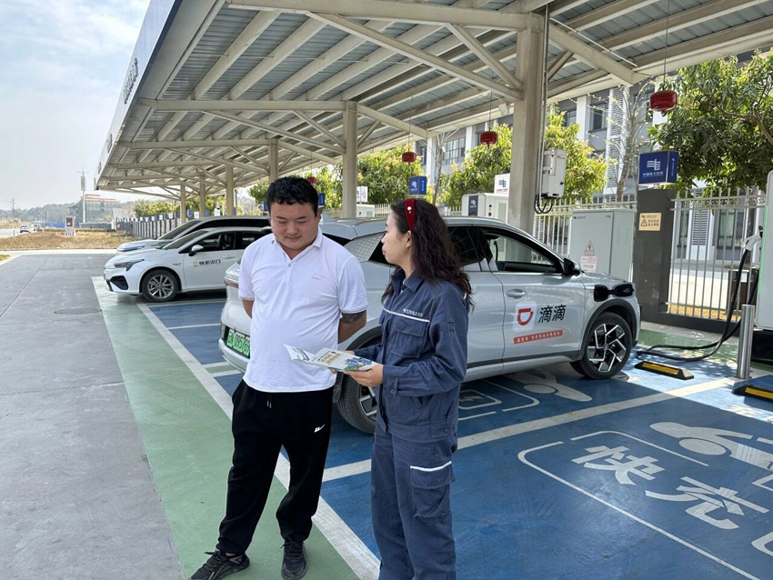 瑞麗供電局工作人員在充電站開展宣傳。