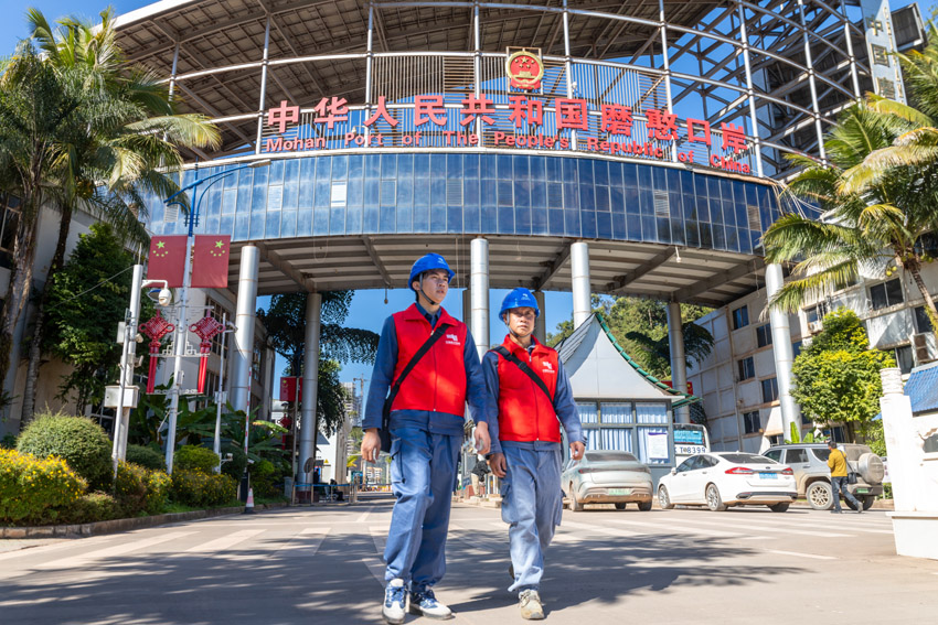 磨憨供电所工作人员在磨憨口岸开展巡检。西双版纳供电局供图