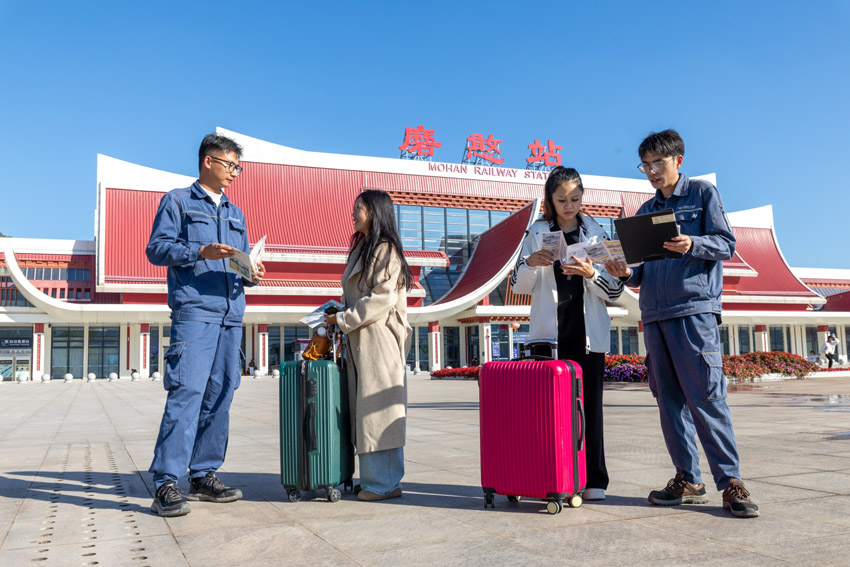 磨憨供电所工作人员在磨憨站开展用电宣传。西双版纳供电局供图