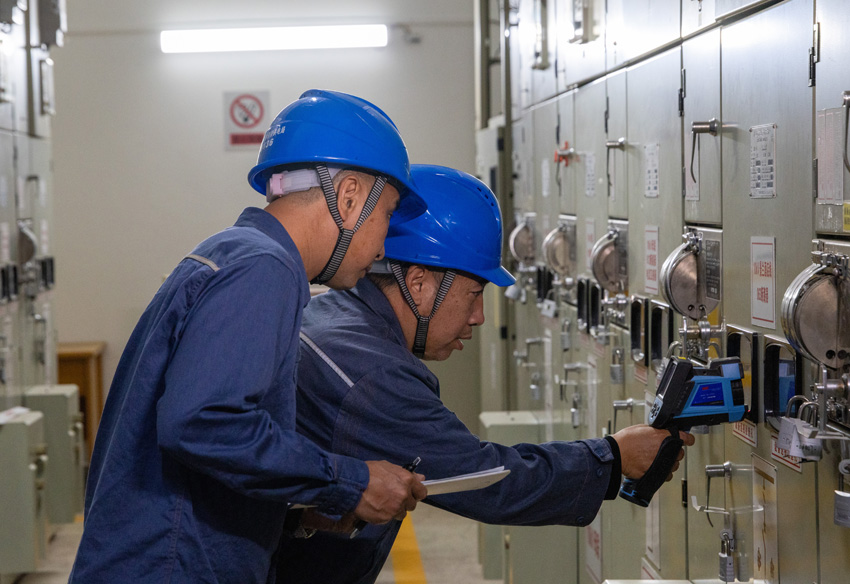 景洪供電局工作人員在春節期間開展運維檢查。西雙版納供電局供圖