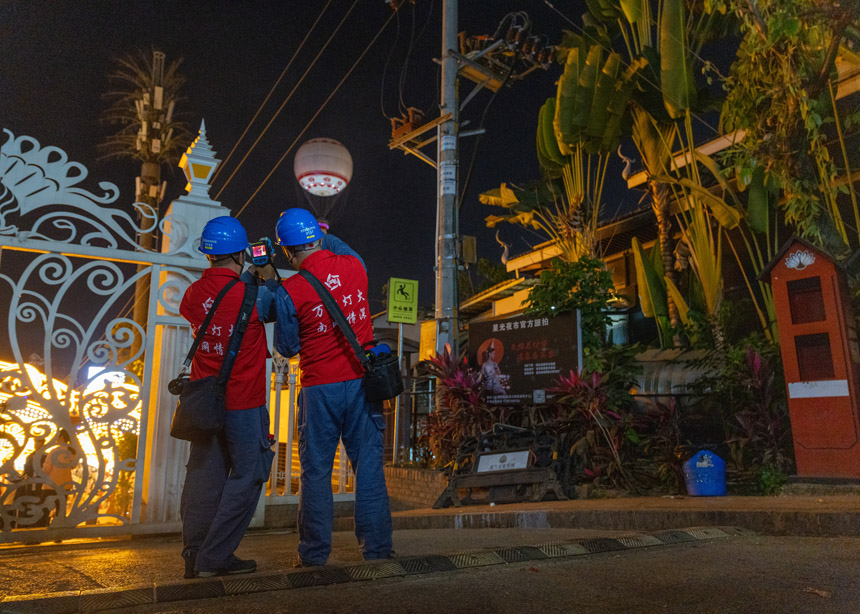 景洪供電局工作人員在春節期間開展夜間運維檢查。西雙版納供電局供圖