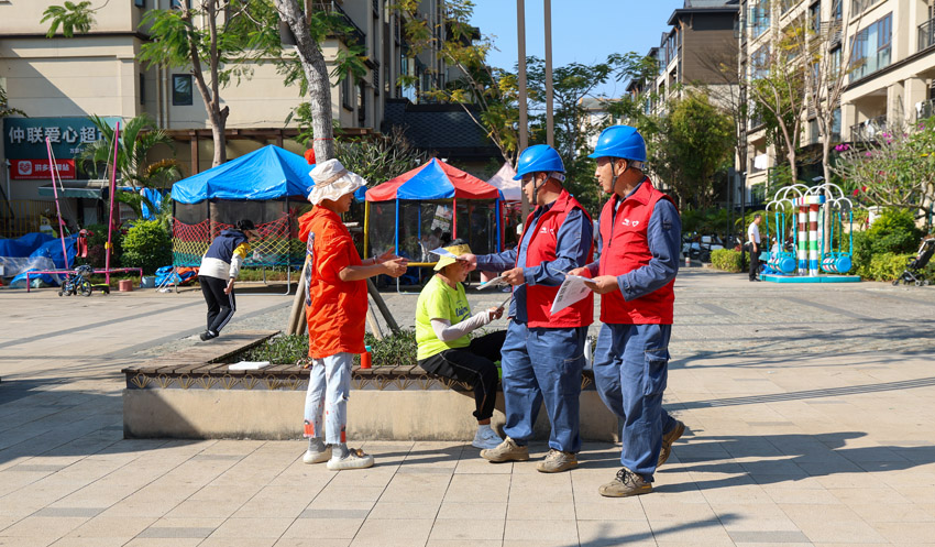 景洪供電局工作人員向游客開展用電宣傳。西雙版納供電局供圖