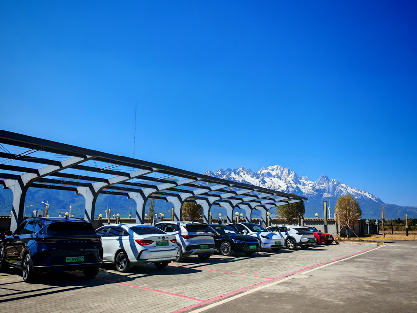 麗江供電局雪山游客中心充電站全景。田學攝