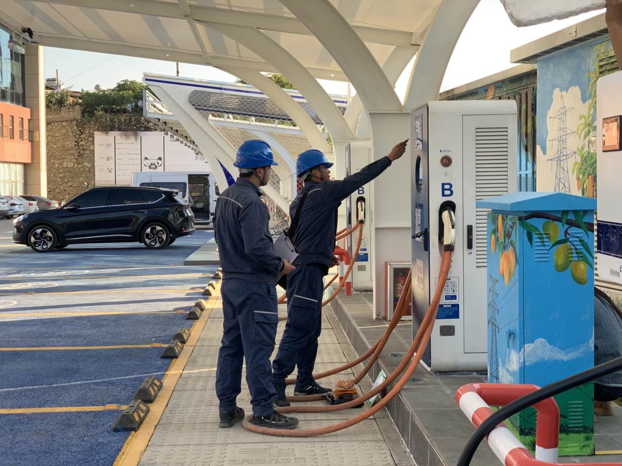 麗江供電局的供電服務人員在檢查充電設施。唐安琪攝