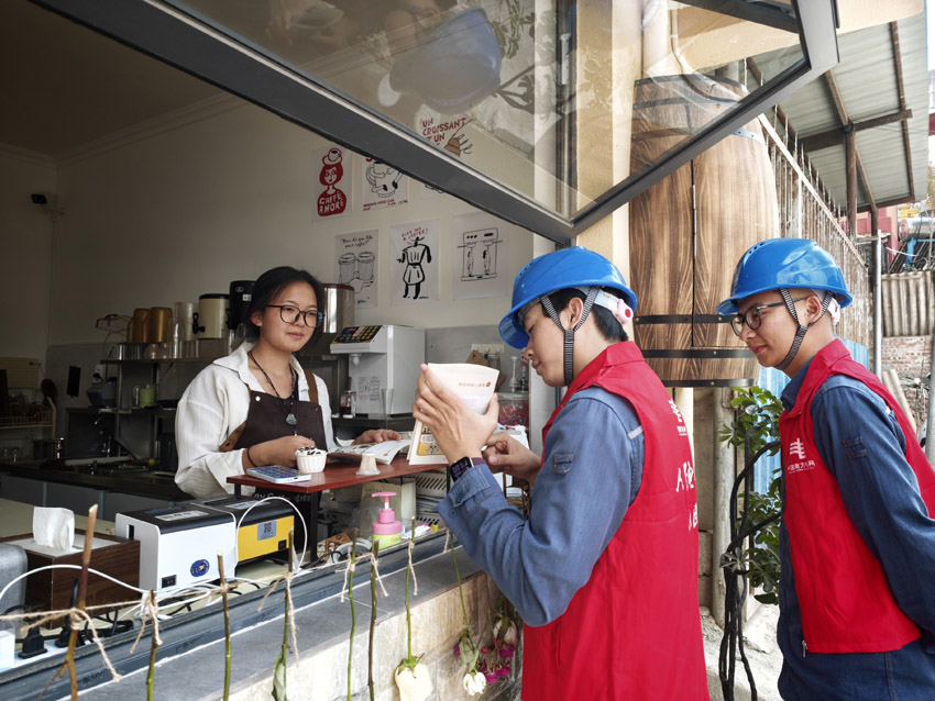 西雙版納供電圖工作人員開展供電宣傳。西雙版納供電局供圖
