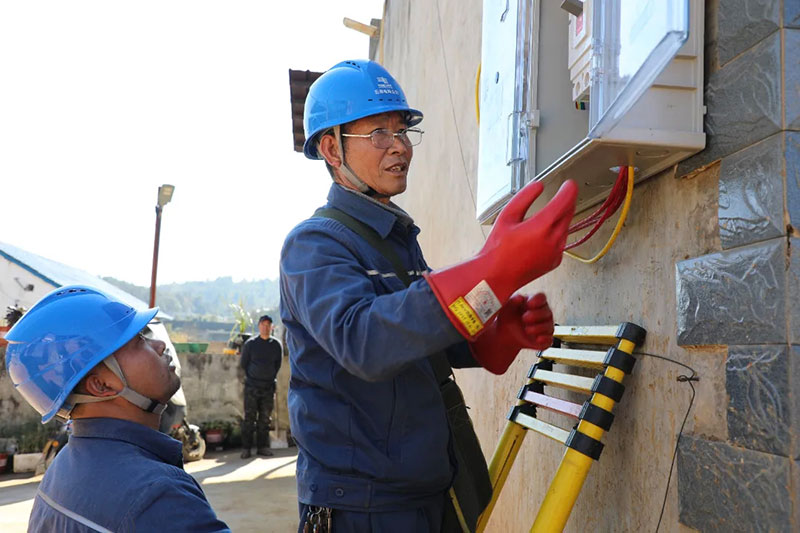 工作中的供电工人。