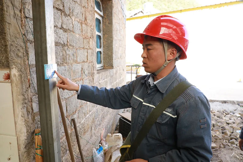 工作中的供电工人。