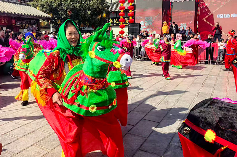 2026年“非遺煥彩·昭通年俗”巡街展演活動現場。