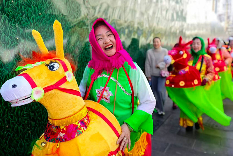 2026年“非遺煥彩·昭通年俗”巡街展演活動現場。