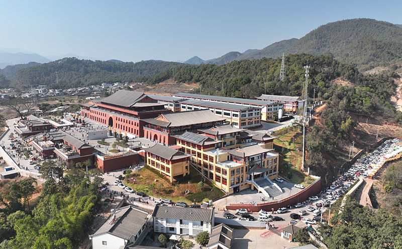 银生古城人流车流很大。景东县融媒体中心供图
