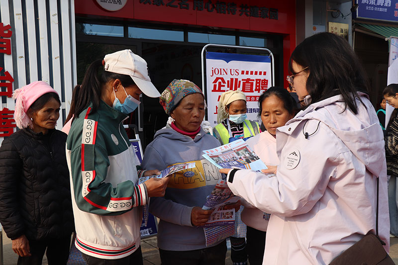 红河县开展“联合招聘”系列对接活动现场。何自光摄