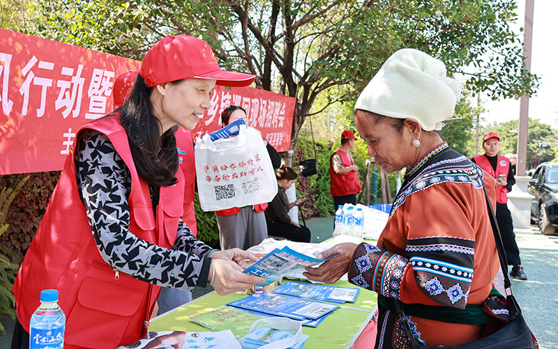 红河县跨省劳务协作把招聘会搬到客运站出口--何自光摄