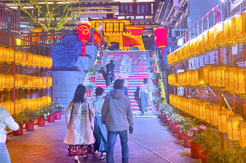 雲南曲靖南中爨城大型非遺燈會正式亮燈。