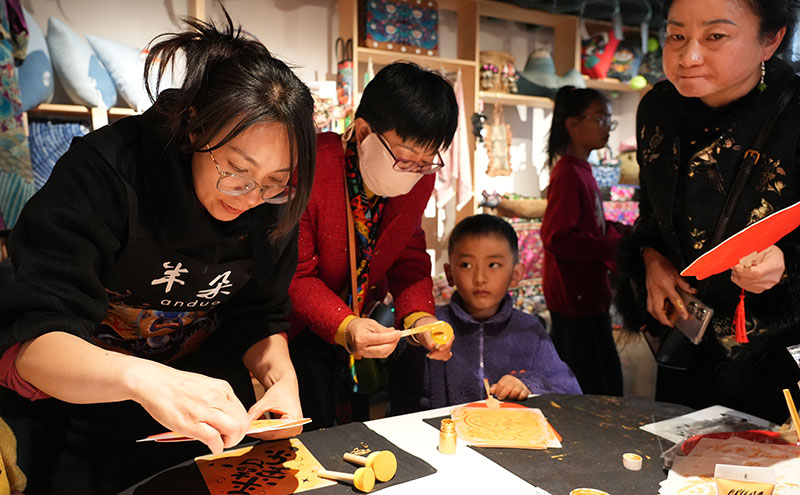 市民體驗民俗手工制作。