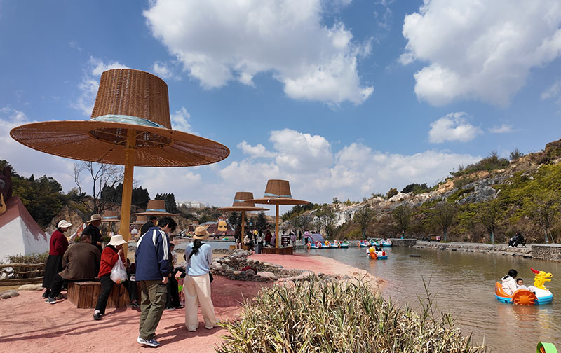 市民在彩色沙林景區游玩。