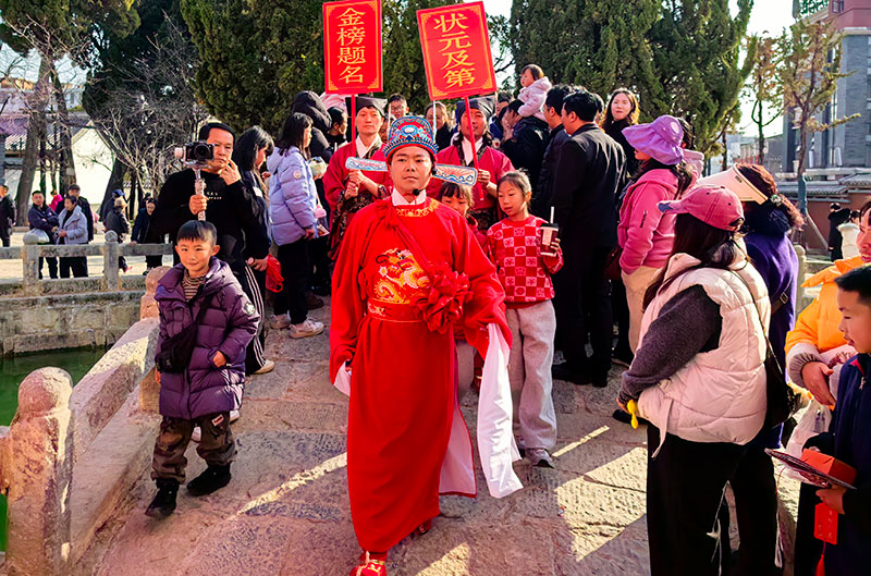 《状元贺新春》沉浸式巡游现场。