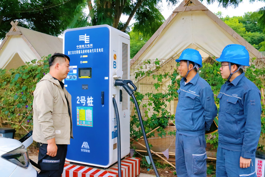 玉溪澄江供电局供电员工走进马房村，了解新能源车主的需求。李冰莹摄