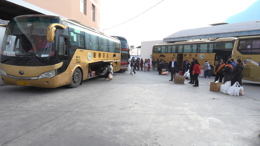 在永善县客运站等待出发的返岗人员-(1)2026年2月21日-摄