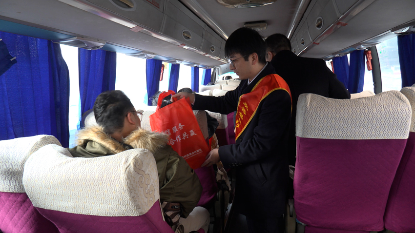 工作人员正为外也务工人员送暖心礼包(1)-2026年2月21日 摄