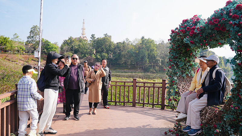 游客在創意打卡點前留下趣味合影。艾嘎攝