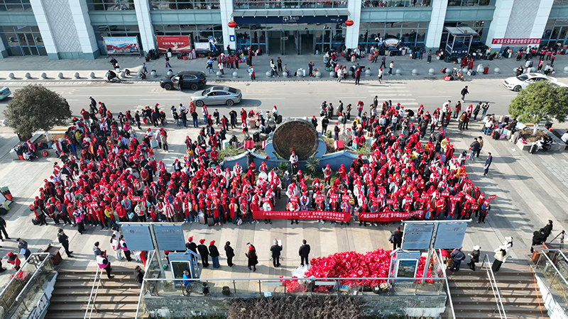 图为广南县2026年促进就业专列集中输送劳动者返岗仪式。王安英摄