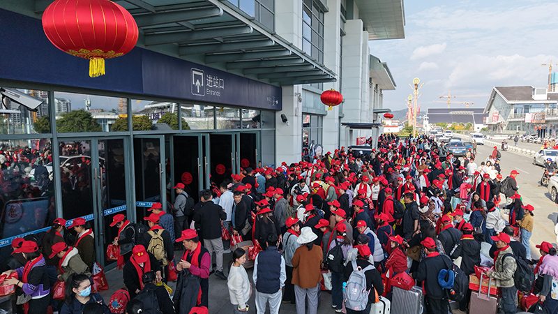 【2】务工人员在进站。国铁昆明局供图