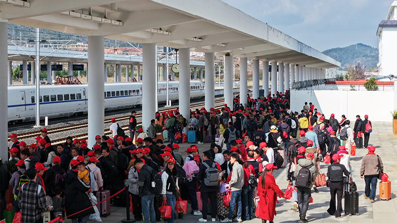 【3】务工人员在站台候车。国铁昆明局供图