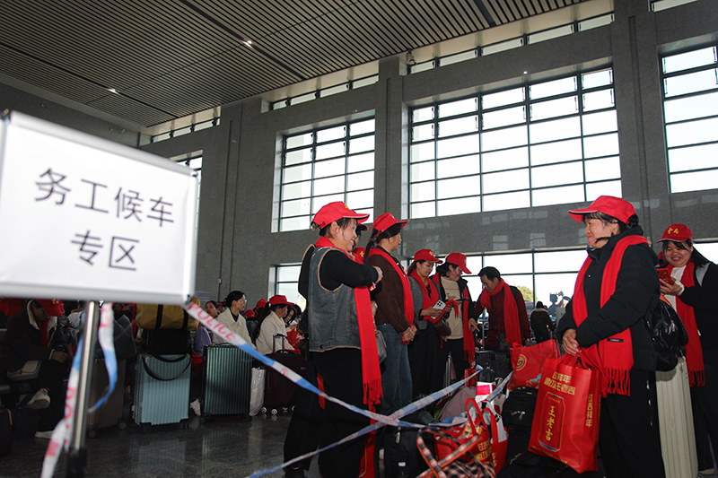 【1】务工人员在候车。国铁昆明局供图