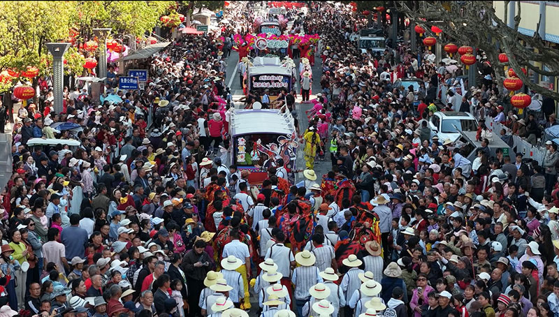 大年初一，云南石林举行万人游演活动。