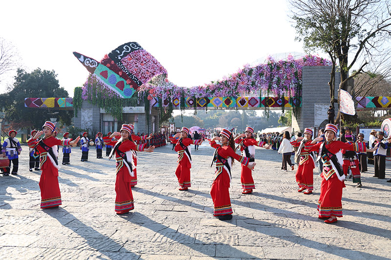 2026年春节，石林风景区举办系列沉浸式演出，欢迎游客到石林风景区游览