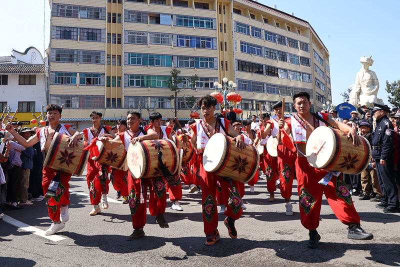 石林彝族青少年组队参加游演活动